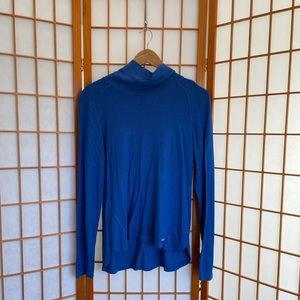 • Blue long sleeve sports top •